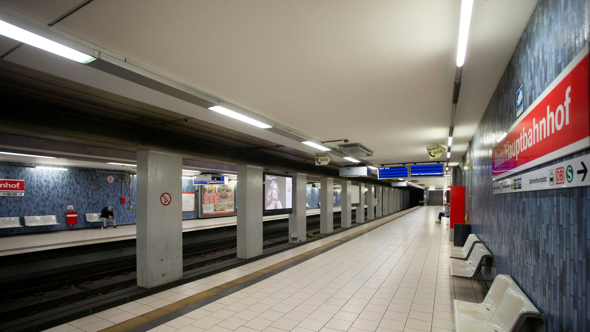 Haltestelle des Kölner Hauptbahnhofs – wie leergefegt.