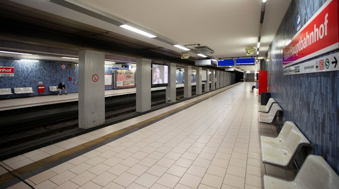 Wie leergefegt: die Die U-Bahn-Haltestelle am Kölner Hauptbahnhof am Streiktag.