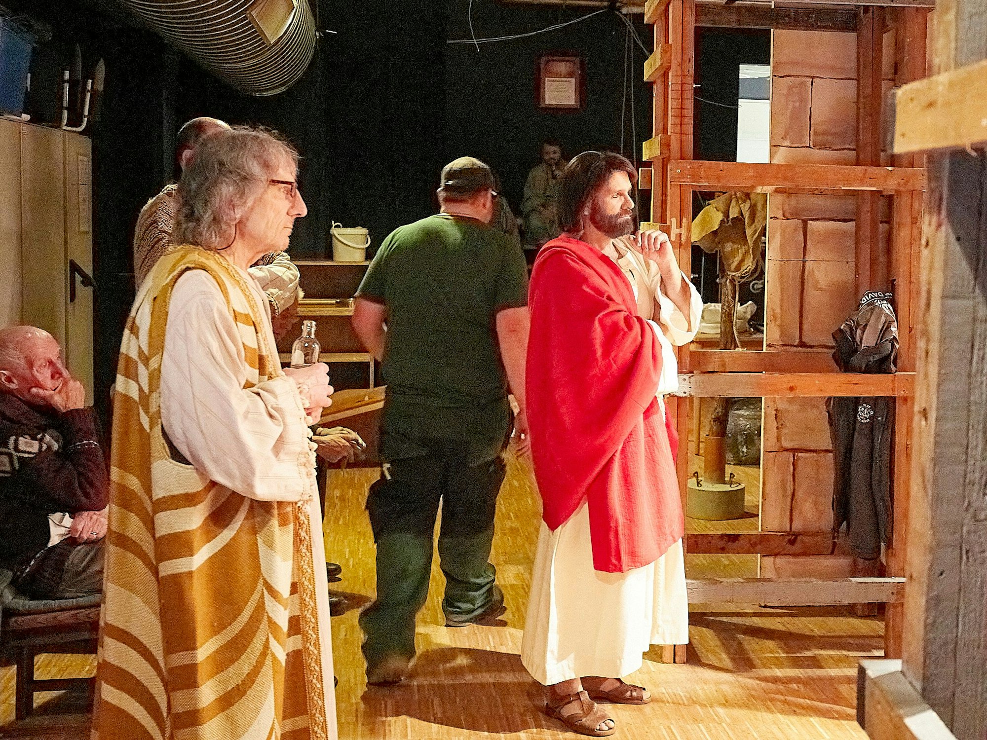 André Evertz trägt ein weiß-rotes Gewand. Er steht hinter der Bühne und wartet auf seinen Auftritt als Jesus bei den Passionsspielen.