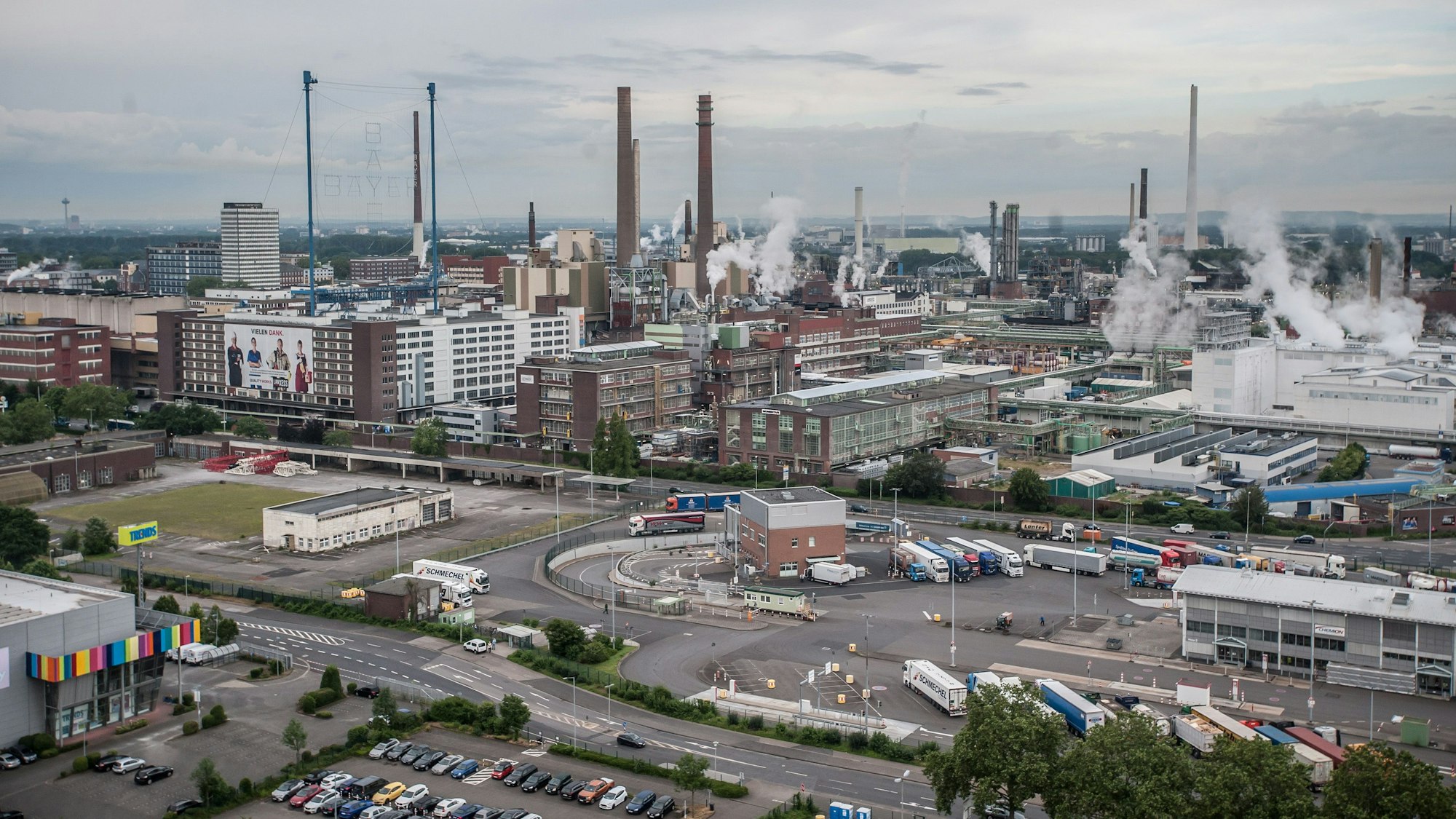 Blick von Osten auf den Chempark mit Lkw-Hof, Bayer-Kreuz und Produktionsstätten