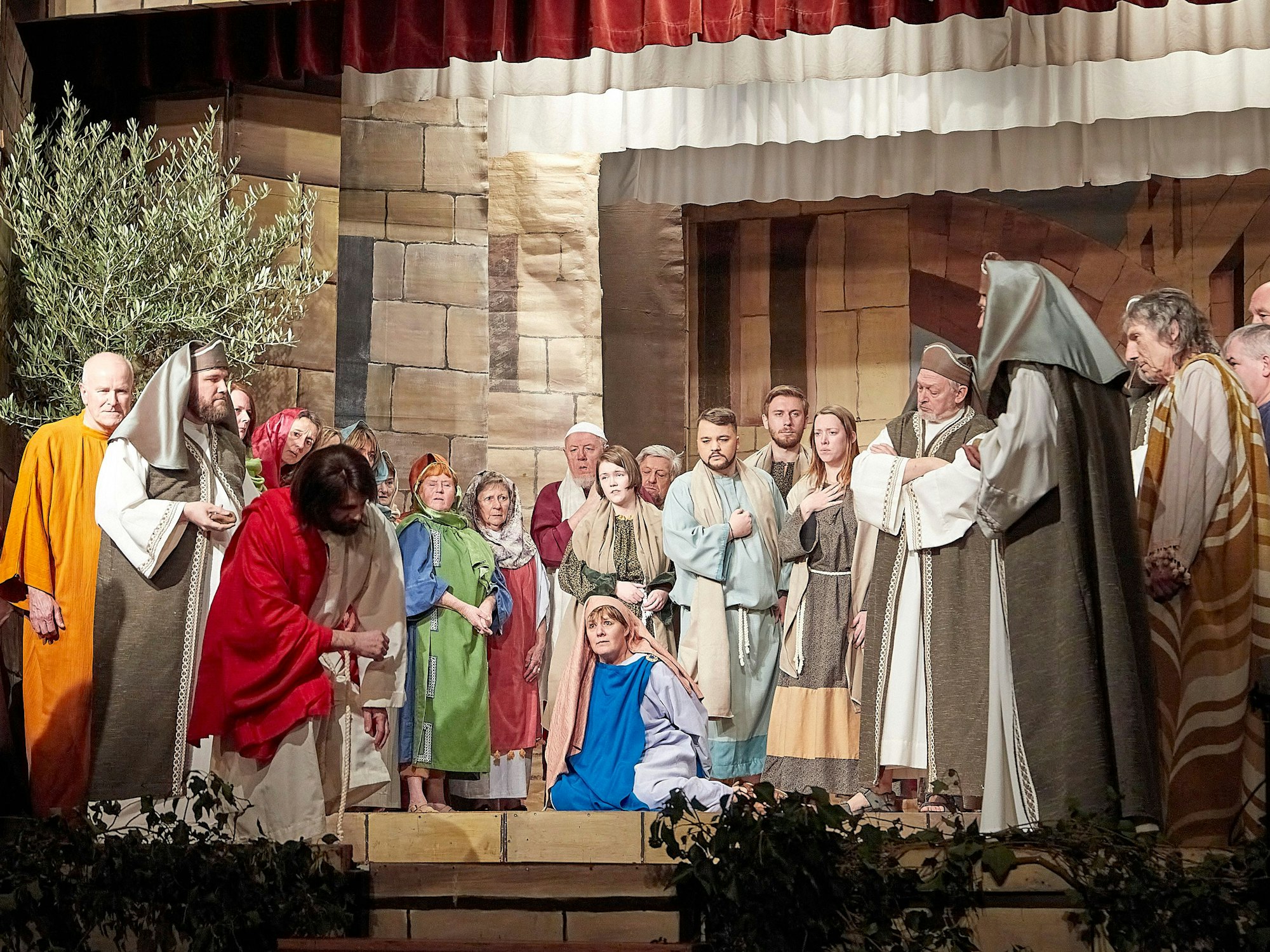 Auf der Passionsspiel-Bühne zeigen Schaupieler die Szene mit Jesus und der Ehebrecherin.