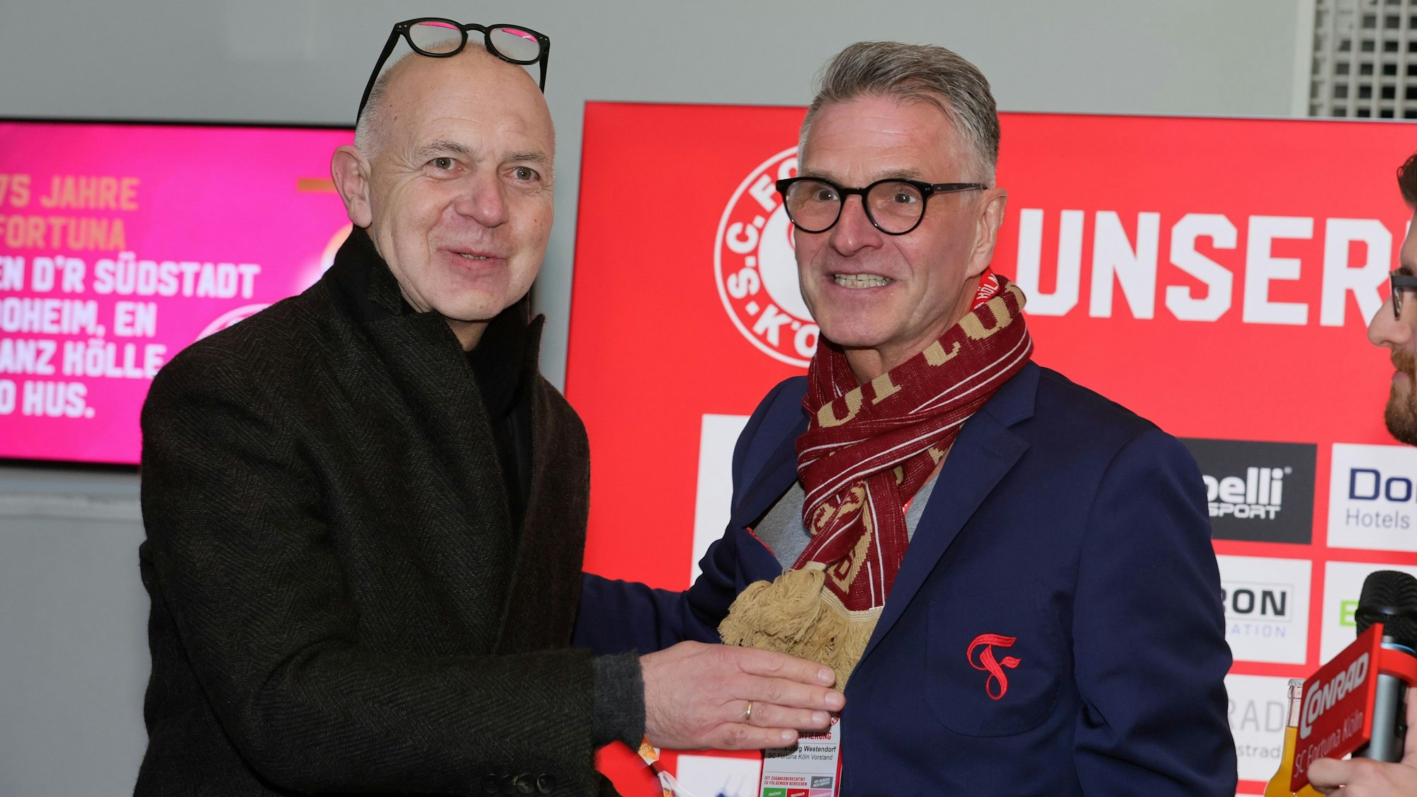 DFB-Präsident Bernd Neuendorf (l.) ließ sich den Besuch beim Jubiläumsspiel von Fortuna Köln nicht nehmen und posiert mit Klub-Boss Hanns-Jörg Westendorf.