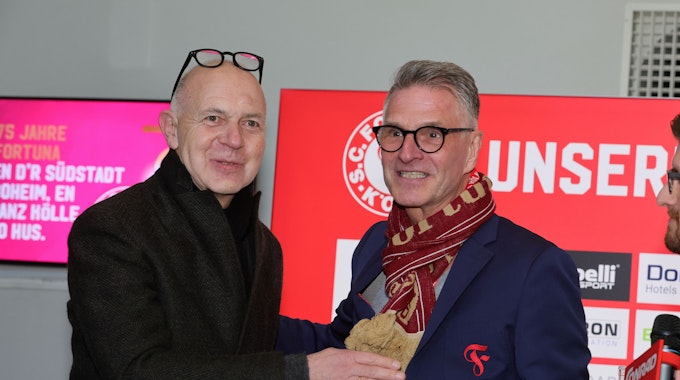 DFB-Präsident Bernd Neuendorf (l.) ließ sich den Besuch beim Jubiläumsspiel von Fortuna Köln nicht nehmen und posiert mit Klub-Boss Hanns-Jörg Westendorf.