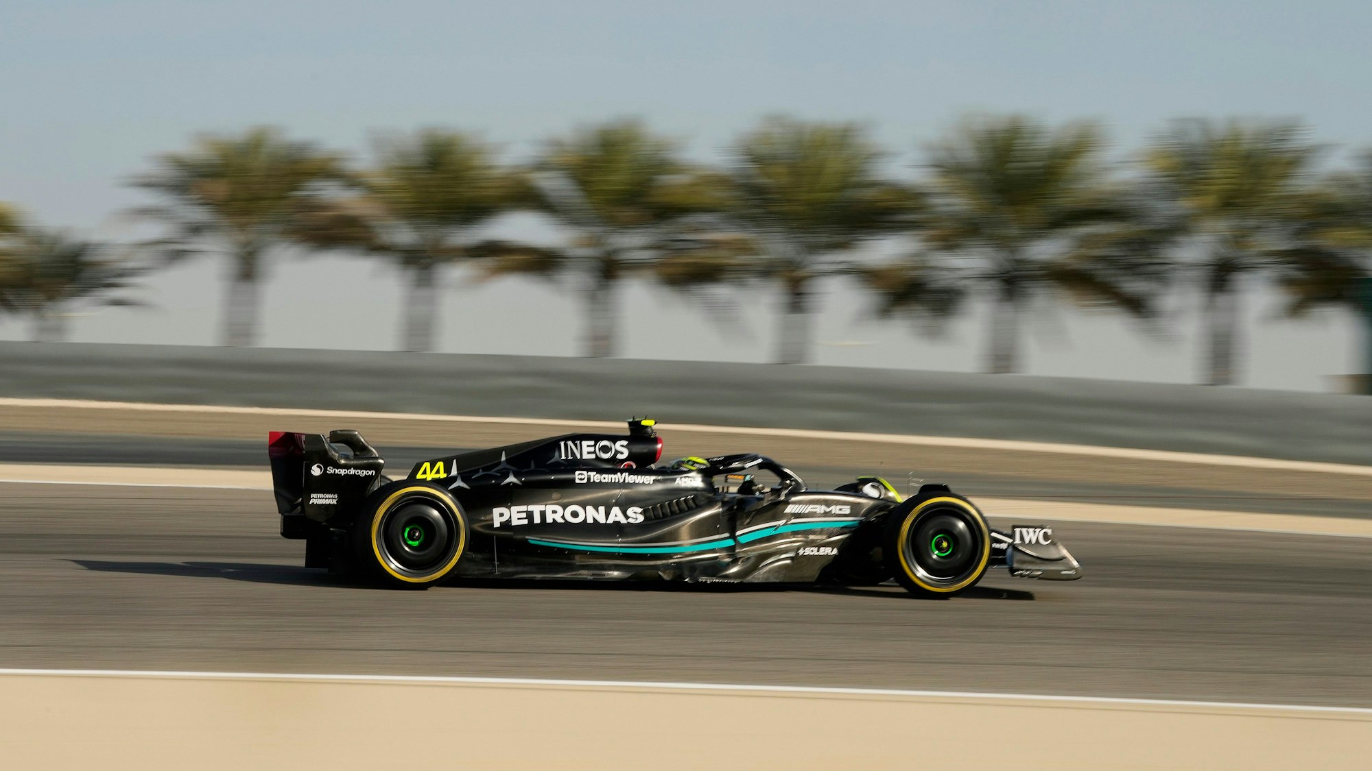 Lewis Hamilton fährt in seinem Mercedes auf der Strecke in Bahrain.