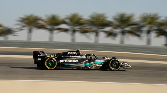 Lewis Hamilton fährt in seinem Mercedes auf der Strecke in Bahrain.