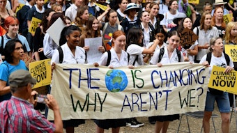 Demonstranten halten ein Banner während des Klimaprotests vor dem Rathaus.