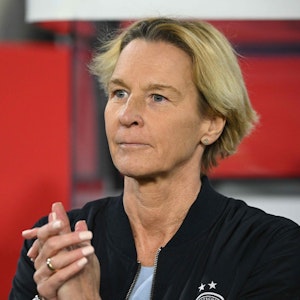 Martina Voss-Tecklenburg klatscht beim Länderspiel gegen Schweden in die Hände.