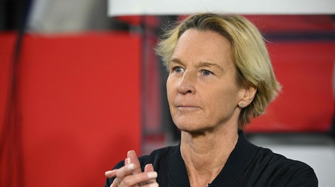 Martina Voss-Tecklenburg klatscht beim Länderspiel gegen Schweden in die Hände.