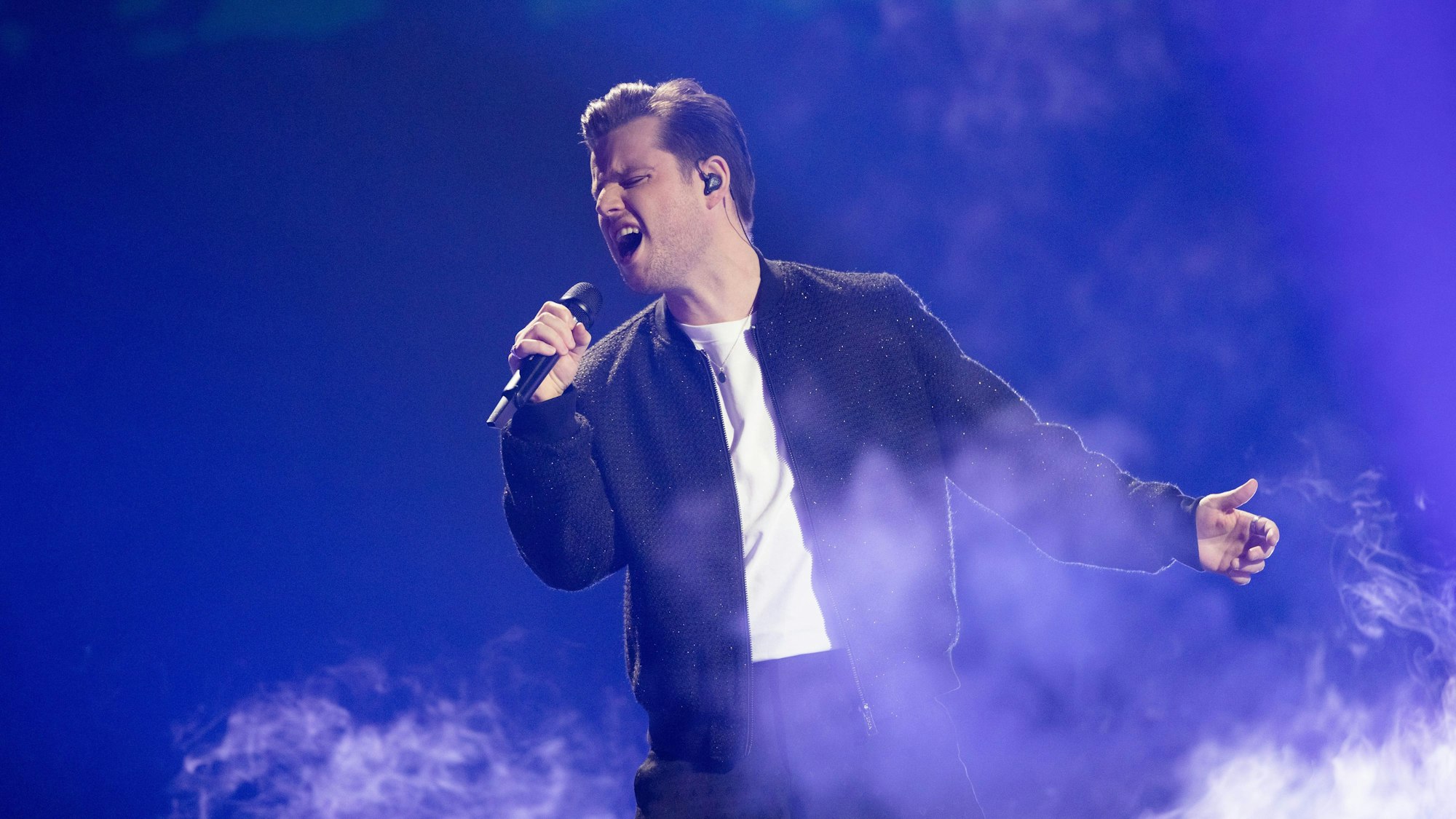 Rene Miller steht bei den Proben zu „Eurovision Song Contest 2023 - Unser Lied für Liverpool“ auf der Bühne.