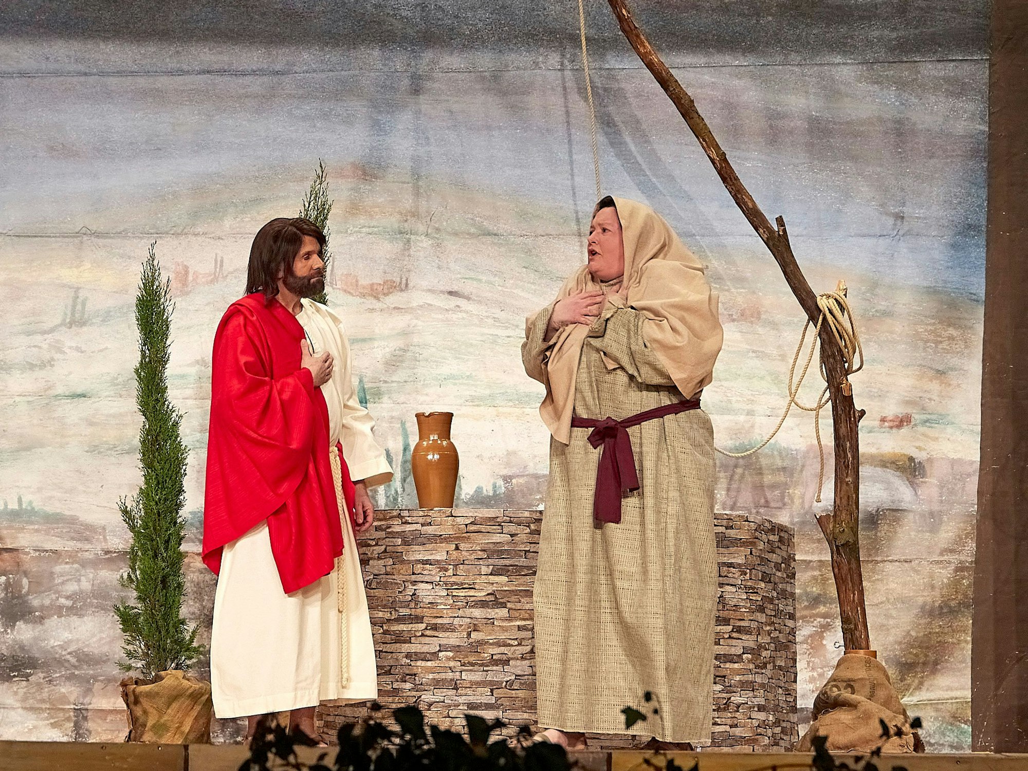In einer Szene sind Jesus und die Samariterin am Brunnen zu sehen.