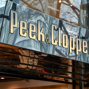 Der Schriftzug „Peek & Cloppenburg“ über dem Eingang zu einem Geschäft des Düsseldorfer Textilkaufhauses in Berlin.