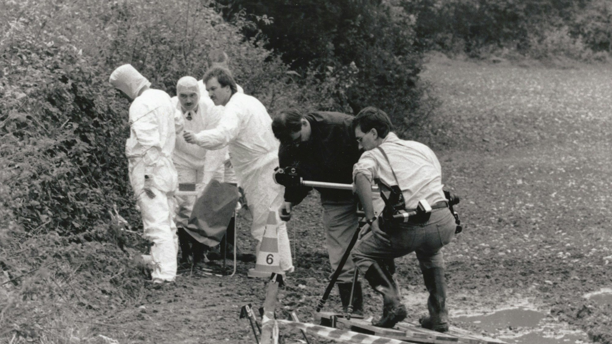 Mitarbeiter der Kölner Kriminalpolizei sicherten an der Haltestelle „Poll-Autobahn“ vor 32 Jahren Spuren. Im Gebüsch wurde die Leiche gefunden.