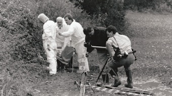 Ermittler sichern Spuren an dem Ort, an dem die Leiche von Seckin Caglar im Oktober 1991 gefunden wurde.