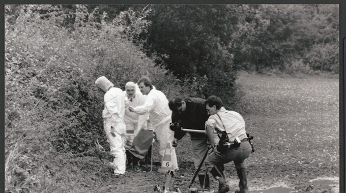 Ermittler sichern Spuren an dem Ort, an dem die Leiche von Seckin Caglar im Oktober 1991 gefunden wurde.
