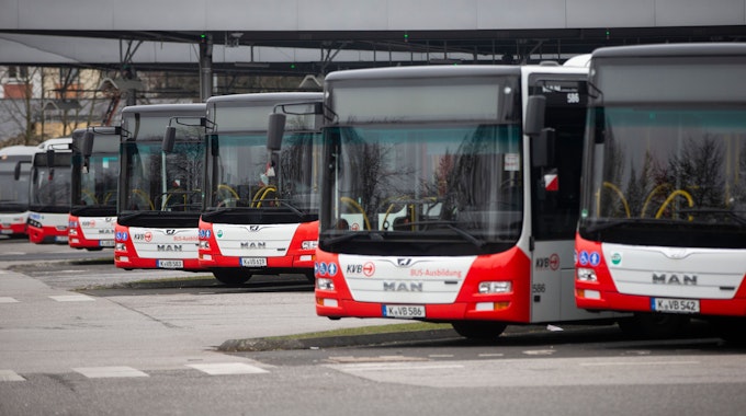 Sieben Busse stehen am Freitag auf dem Betreibshof Nord der Kölner Verkehrsbetriebe in Köln-Niehl.