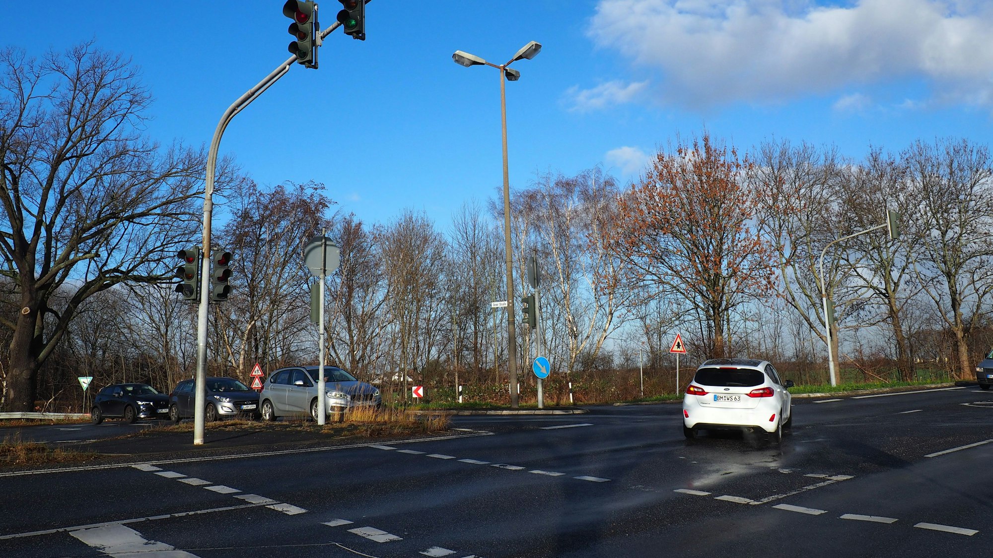 Das Foto zeigt die Kreuzung Bonnstraße/Orrer Straße in Pulheim. Die Ostumgehung würde in diese Kreuzung münden.