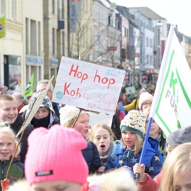 Kinder demonstrieren mit Schildern in Bergisch Gladbach