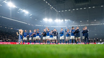 Nach dem Topspiel am Samstagabend gegen den VfB Stuttgart bedanken sich die Schalker Spieler bei den Fans.