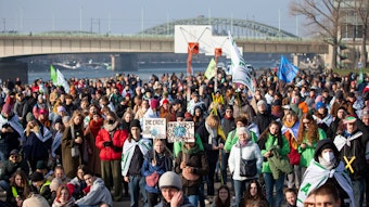 Auf der Deutzer Werft kamen die Demonstrationszüge von Fridays for Future und der Gewerkschaft Verdi zur Abschlusskundgebung zusammen.