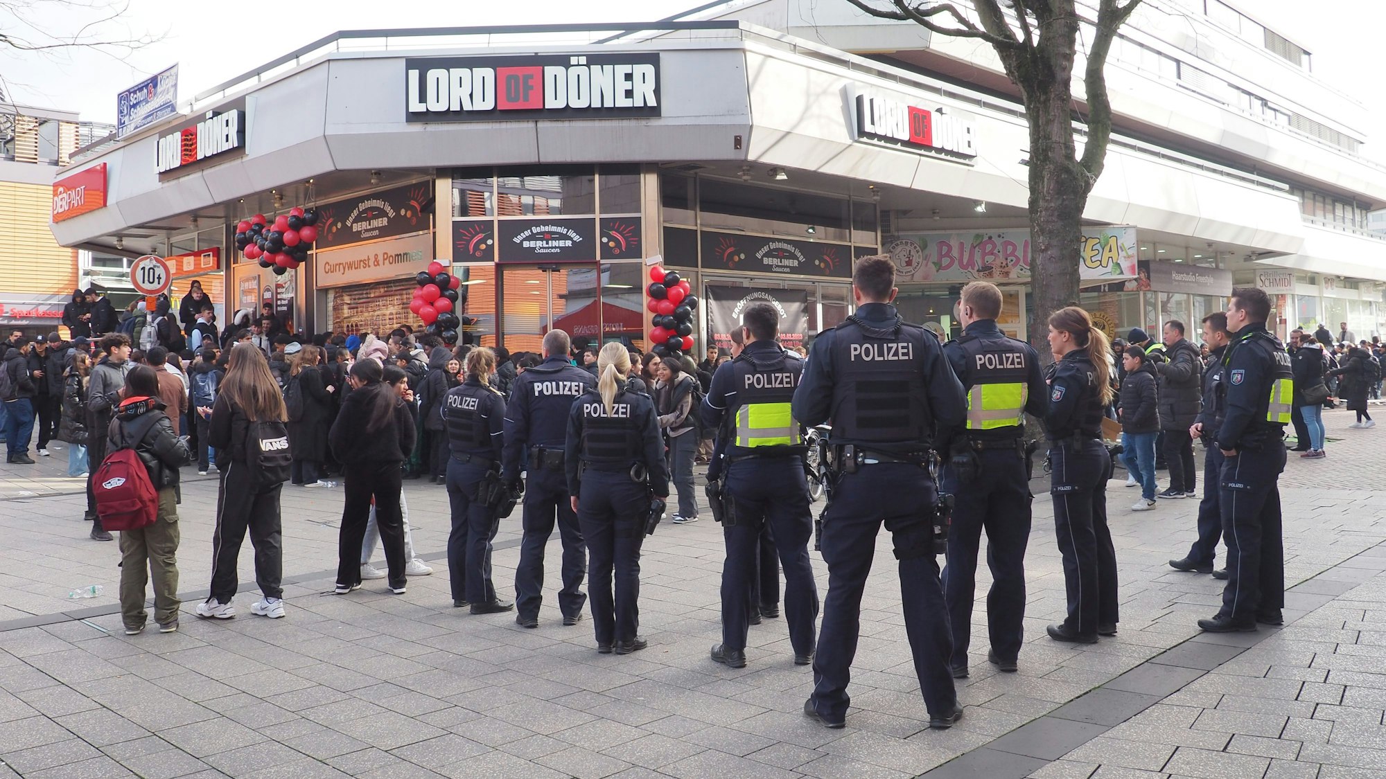 Der Dönerladen „Lord of Döner“ eröffnete im März 2023 in Wiesdorf mit dem Eröffnungsangebot „1 Cent für einen Döner“. Hunderte Menschen standen dafür an, Drängelei, Polizei und Ordnungsamt rückten in die Friedrich-Ebert-Straße an.