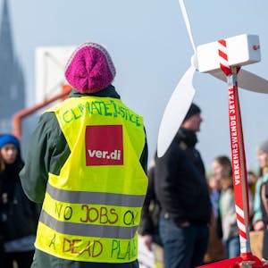 &nbsp;Köln: Ein Gewerkschafter demonstriert fürs Klima. Abschlusskundgebung der Organisation Fridays for Future (Globaler Klimastreik) und Verdi nach einer Demonstration zu Klima- und Verkehrswende.
