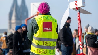 Köln: Ein Gewerkschafter demonstriert fürs Klima. Abschlusskundgebung der Organisation Fridays for Future (Globaler Klimastreik) und Verdi nach einer Demonstration zu Klima- und Verkehrswende.
