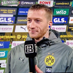Marco Reus steht nach dem BVB-Sieg gegen RB Leipzig im DAZN-Interview vor einer Sponsorenwand.