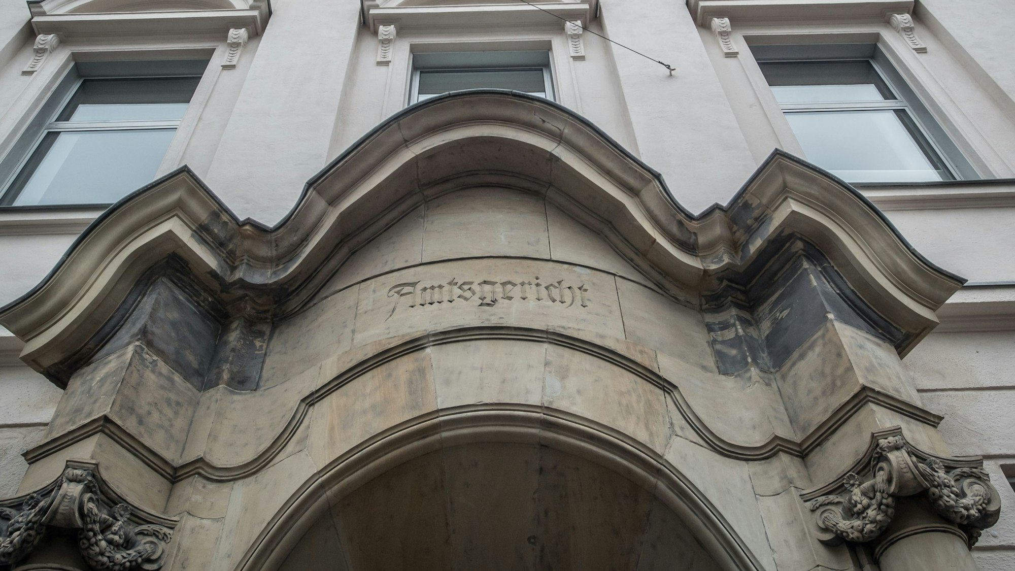 Der Eingang zum Amtsgericht in Leverkusen-Opladen