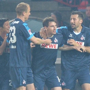 Patrick Helmes jubelt mit Dominic Maroh und Kevin McKenna für den 1. FC Köln gegen Union Berlin.