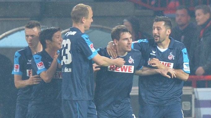 Patrick Helmes jubelt mit Dominic Maroh und Kevin McKenna für den 1. FC Köln gegen Union Berlin.