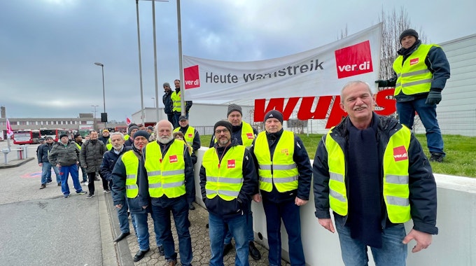 Streikende in Verdi-Warnwesten beim Warnstreik am Wupsi-Betriebshof Fixheide