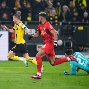 Hier biegt Borussia Dortmund auf die Siegerstraße ein: Marco Reus wird von Leipzig-Torwart Janis Blaswich gefoult, verwandelt anschließend den fälligen Elfmeter zum 1:0.