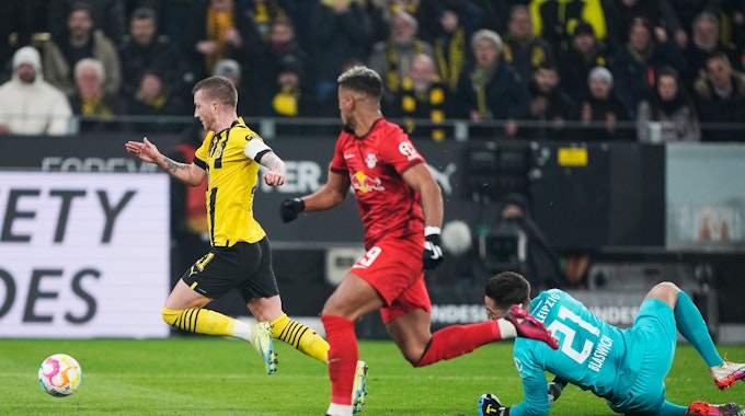 Hier biegt Borussia Dortmund auf die Siegerstraße ein: Marco Reus wird von Leipzig-Torwart Janis Blaswich gefoult, verwandelt anschließend den fälligen Elfmeter zum 1:0.