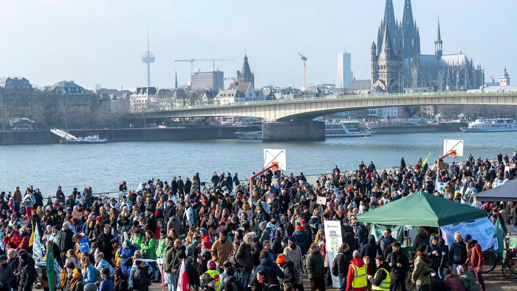 Demonstranten vor dem Rheinpanorama