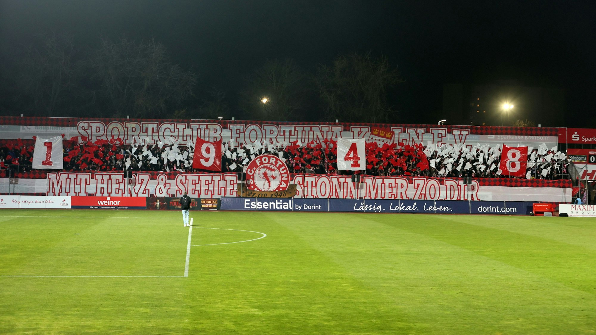 Mit einer Choreografie feiern die Fans von Fortuna Köln vor dem Jubiläums-Spiel gegen den 1. FC Bocholt ihren Verein.