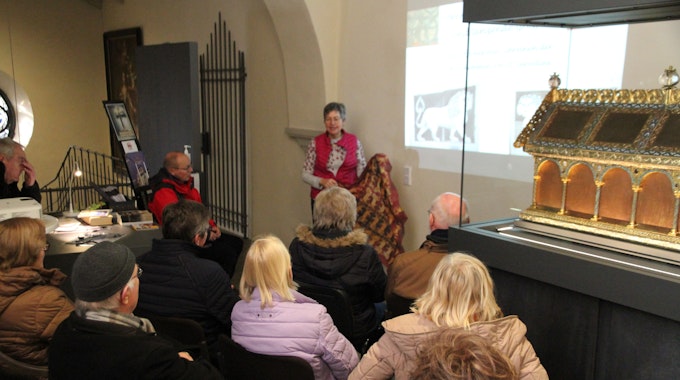 Dr. Andrea Korte-Böger bei einem Vortrag in der Schatzkammer St. Servatius mit wertvollem Tuche.