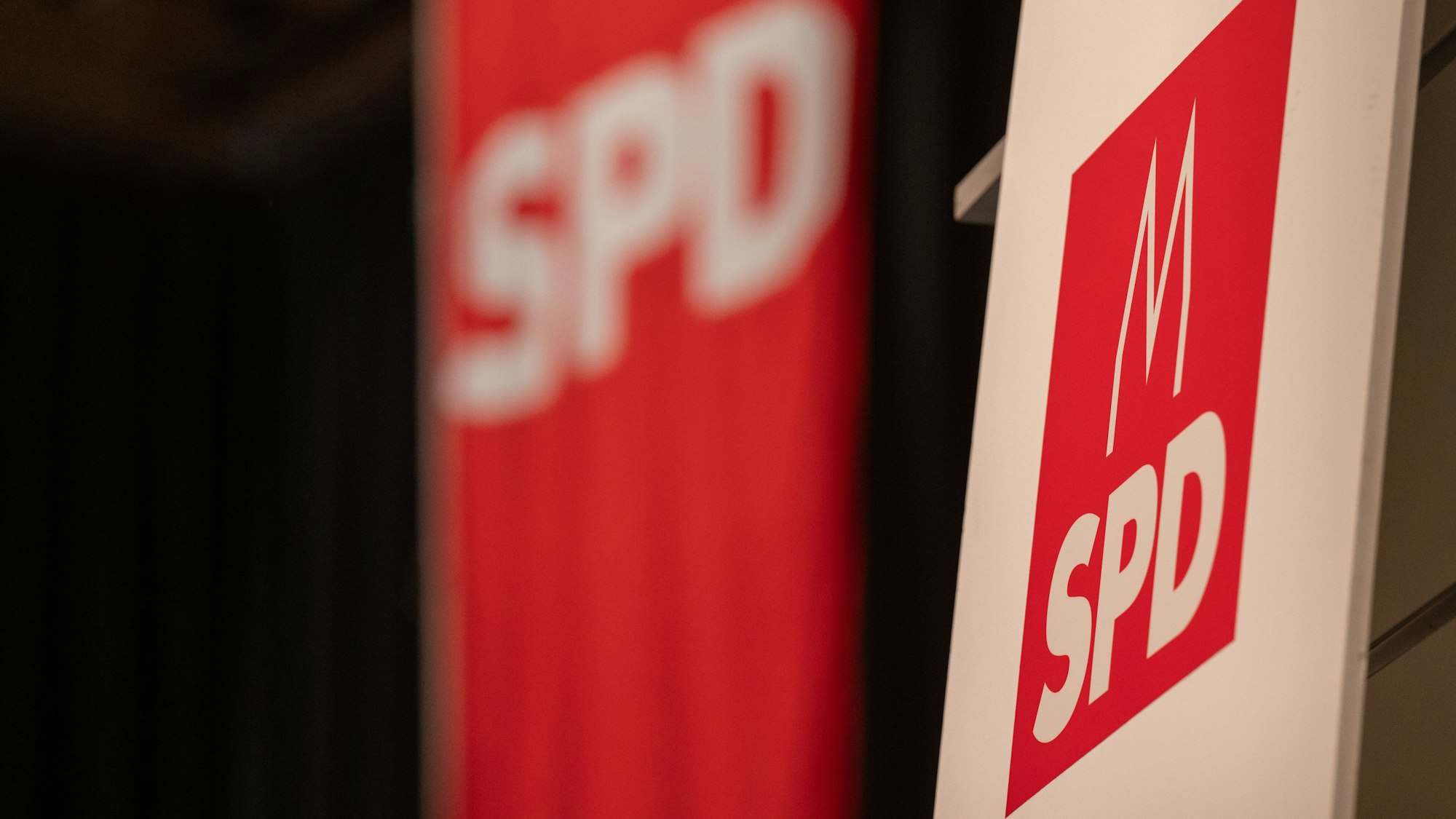 SPD-Fahnen vor schwarzen Hintergrund