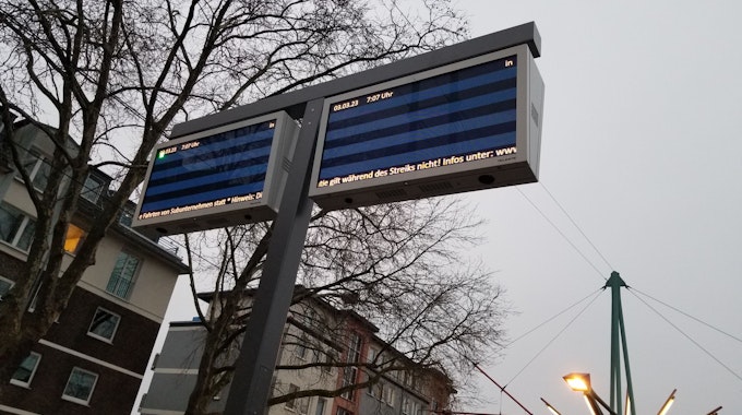 Warnstreik im Öffentlichen Dienst: Auch die Kölner Verkehrsbetriebe werden bestreikt. Ganztägig gibt es weder Bus noch Bahnverkehr. Foto einer Anzeigentafel der KVB, die auf den Streik hinweist.