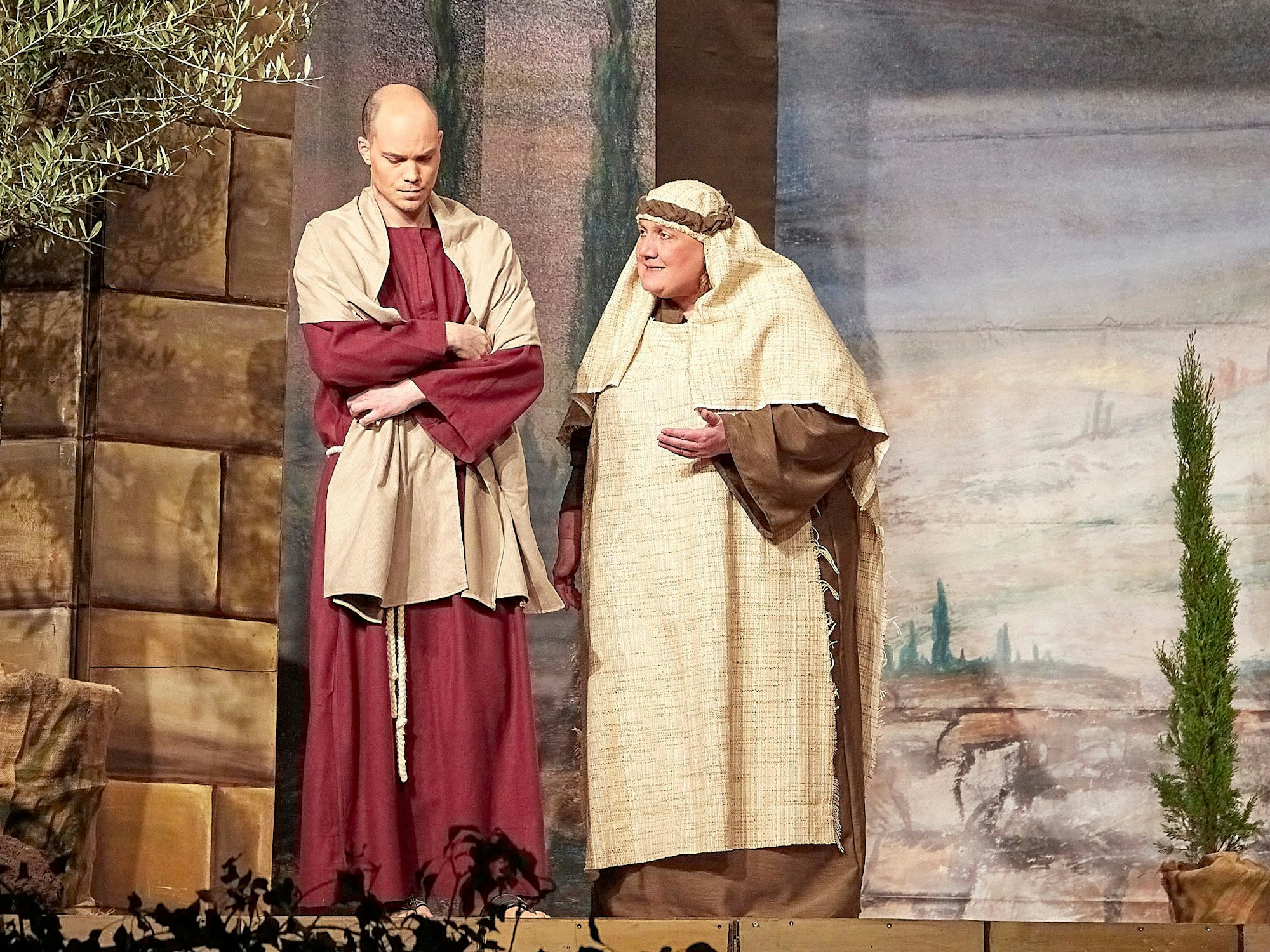 Judas steht mit seiner Mutter Lea auf der Bühne.