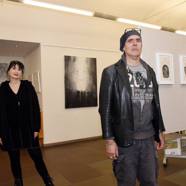 Die Künstler Manuele Klein und Detlev Weigand in ihrer Ausstellung im Foyer des Rathauses von Engelskirchen.