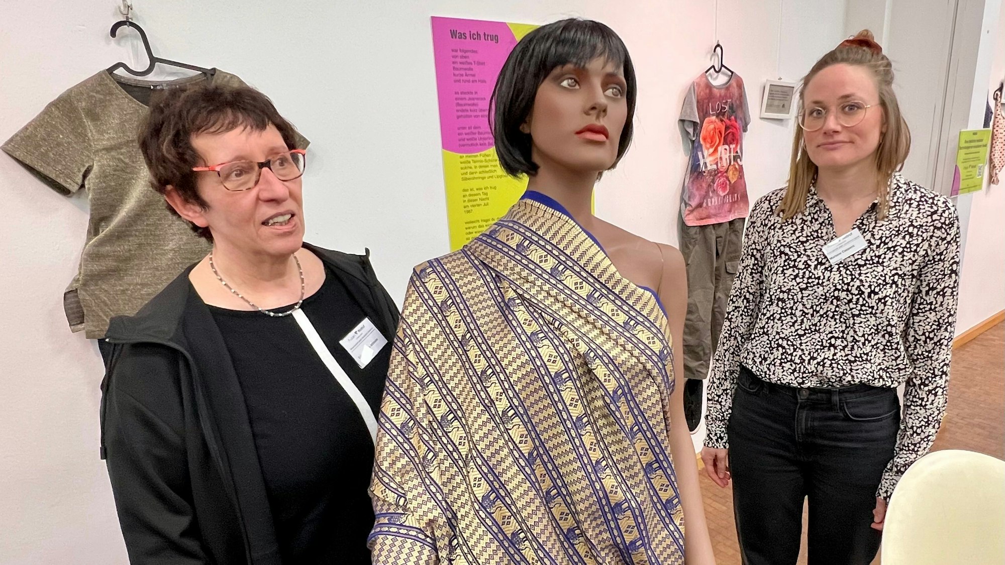 Im März 2023 hatte das Team des Frauennotrufs die Ausstellung „What are you wearing“ om doe Stadtbibliothek geholt.