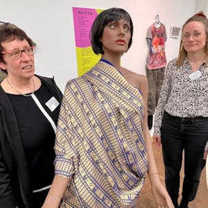 Im März 2023 hatte das Team des Frauennotrufs die Ausstellung „What are you wearing“ om doe Stadtbibliothek geholt.