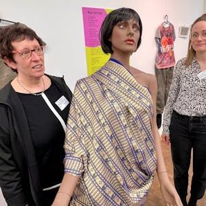 Sabine Rusch-Witthohn und Marlene Caspers in der Ausstellung "What awere you wearing des Frauennotrufs in der Stadtbücherei