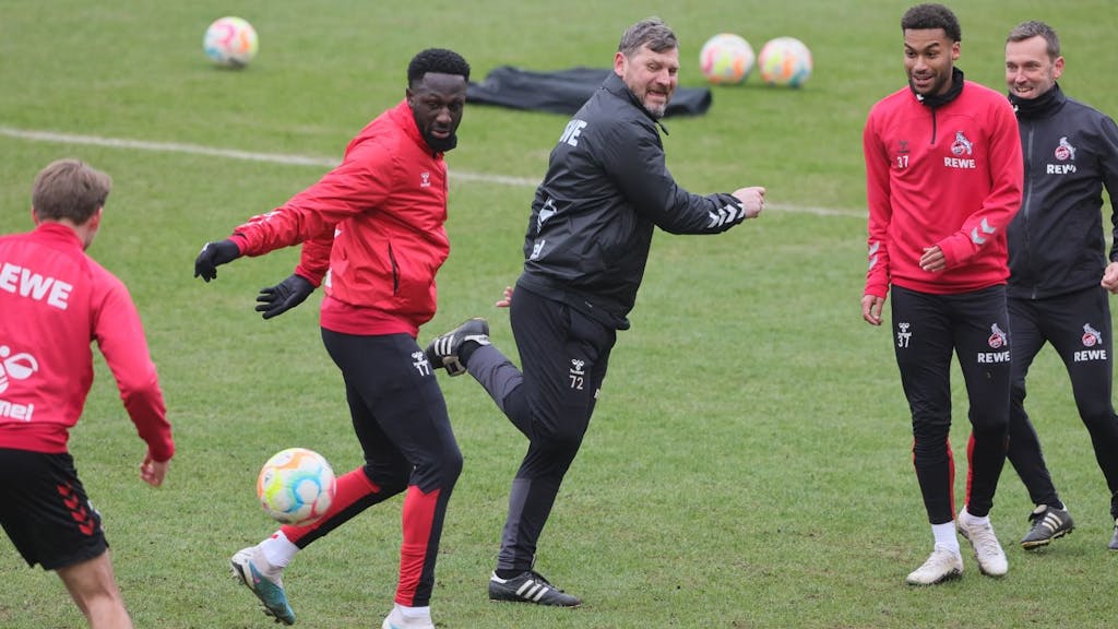 Kingsley Schindler und Steffen Baumgart kämpfen beim Training des 1. FC Köln um den Ball.