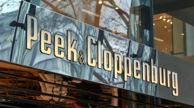 Der Schriftzug „Peek &amp; Cloppenburg“ über dem Eingang zu einem Geschäft des deutschen Textilkaufhauses in der Tauentzienstraße in Berlin. (Archivbild)