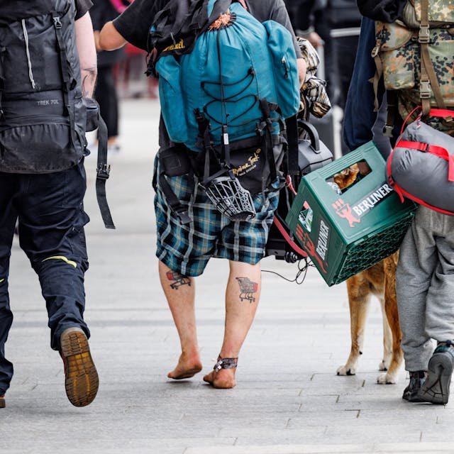 Eine Gruppe Punks schlendert mit Rucksäcken, umgeschnallten Schlafsäcken und einer Kiste Bier in der Hand durch die Fußgängerzone von Westerland auf Sylt.&nbsp;