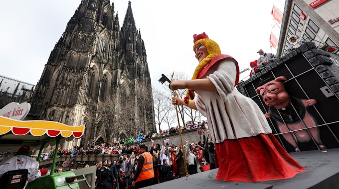 Rosenmontag, 20. Februar 2023, in Köln. Viele feierten ausgelassen, doch jetzt steigen die Corona-Zahlen wieder erheblich.