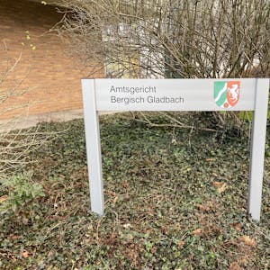 Auf einem Schild stet „Amtsgericht Bergisch Gladbach“.