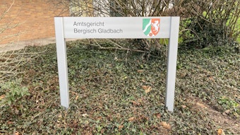 Auf einem Schild stet „Amtsgericht Bergisch Gladbach“.