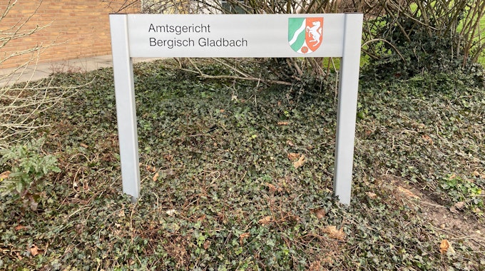 Ein Schild vor dem Amtsgericht Bergisch Gladbach.